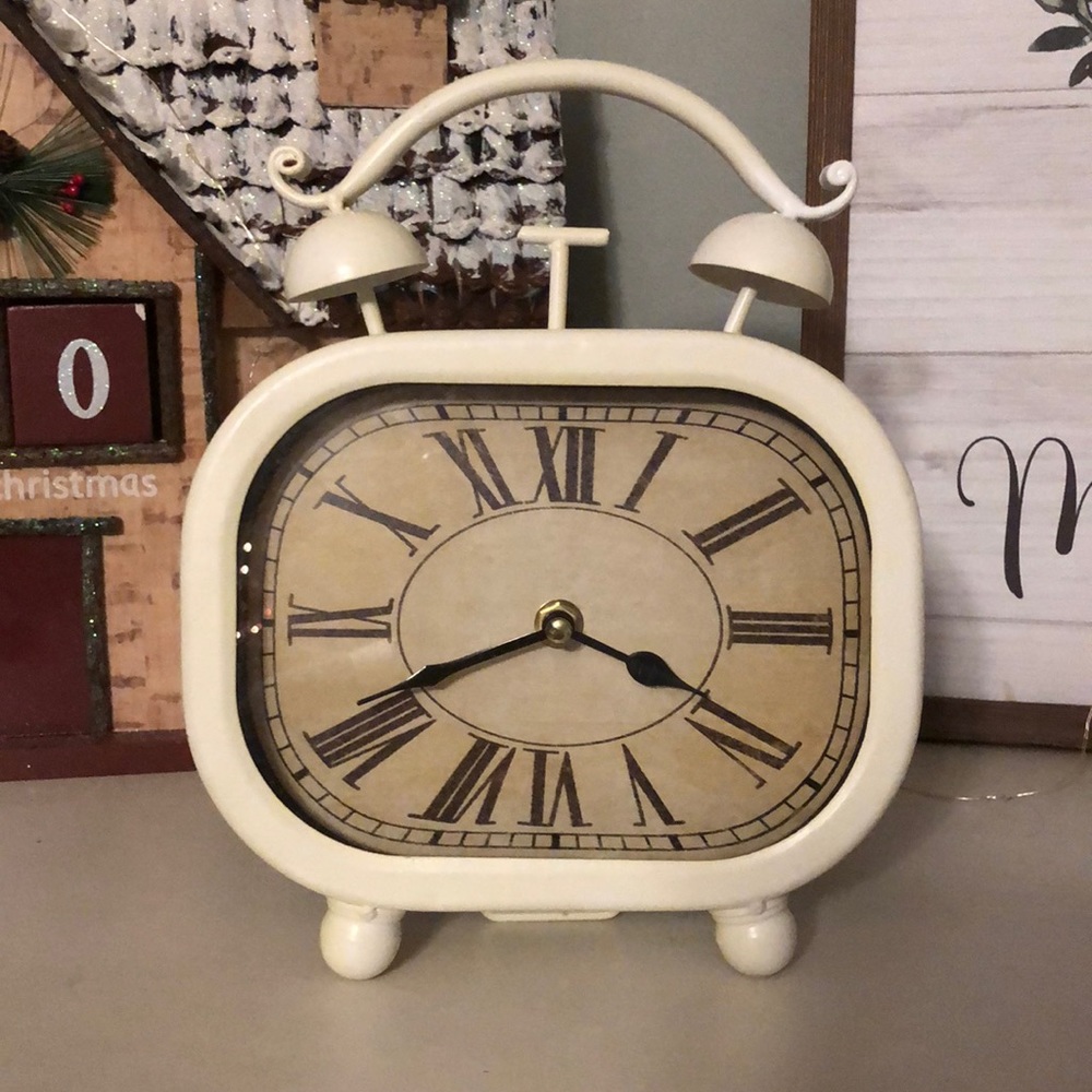 White Vintage-looking Table Clock